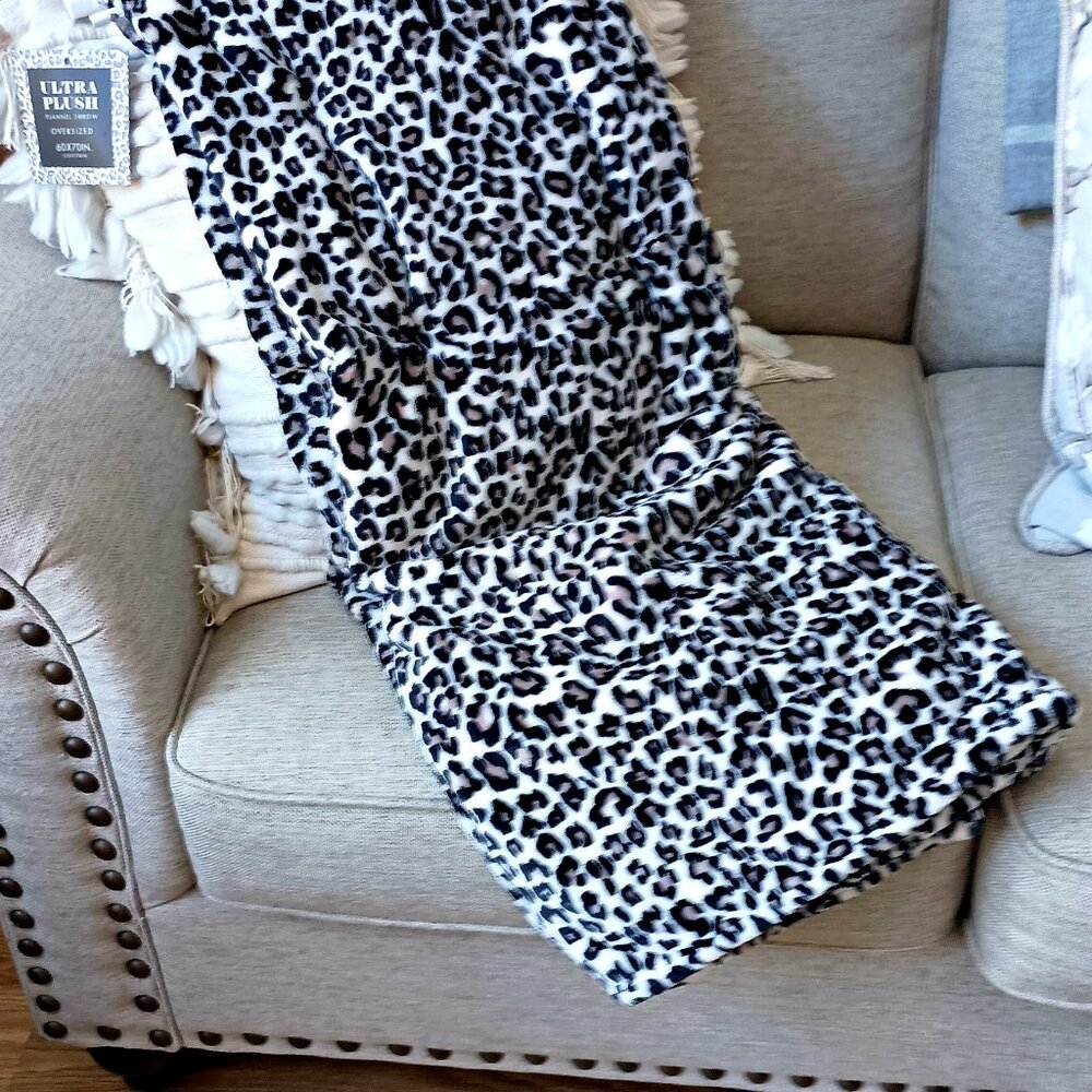 NEW! EXQUISITE PLUSH LEOPARD PRINT THROW BLANKET